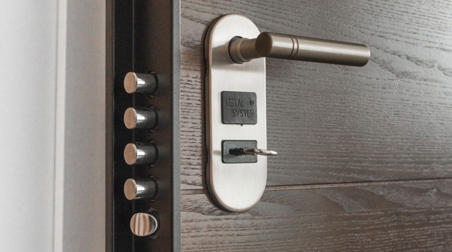 Serrure multipoints certifiée A2P installée sur porte blindée, détail du mécanisme de haute sécurité